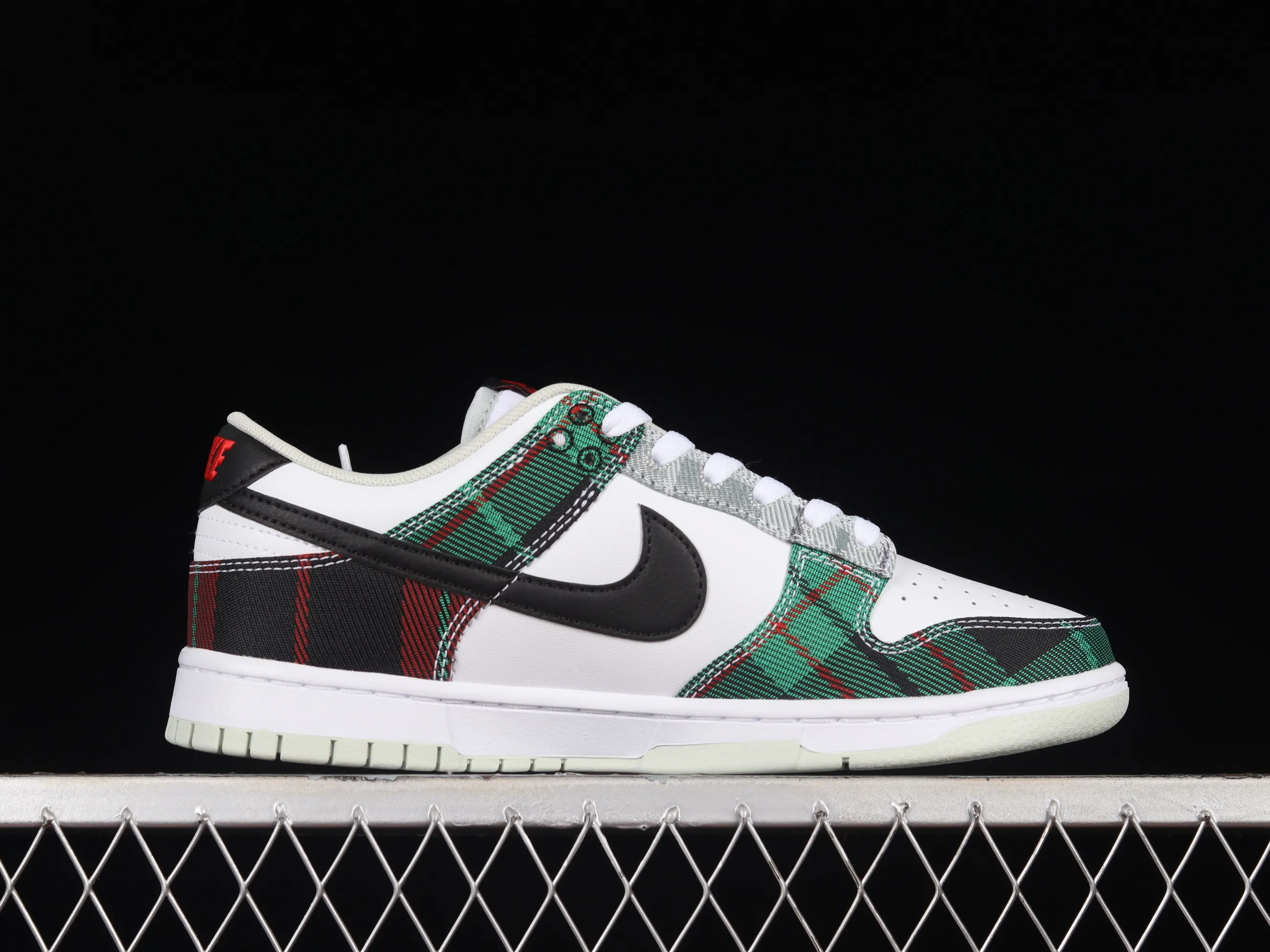 All categories Nk SB Dunk series Nk SB Dunk Low low-top sneakers Nk Dunk Low "Plaid" British style SB smashed backboard fashion casual sneakers DV0827-100